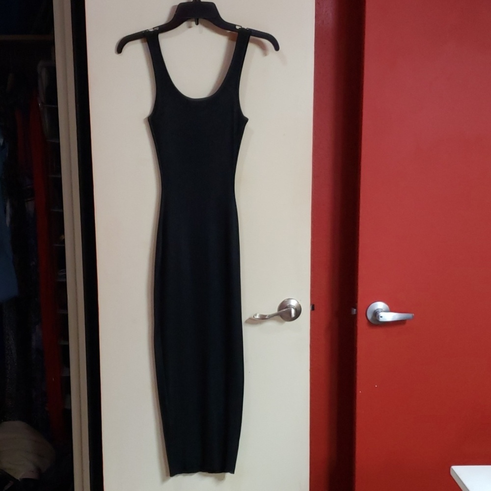 🦋Sleveless Black Maxi (Satin/Shiny look) - Picture 2 of 3